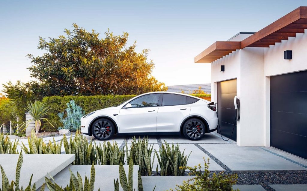 Tesla Model 3 ve Model Y İçin En İyi Ev Şarj İstasyonu 2026 | Şarjelek