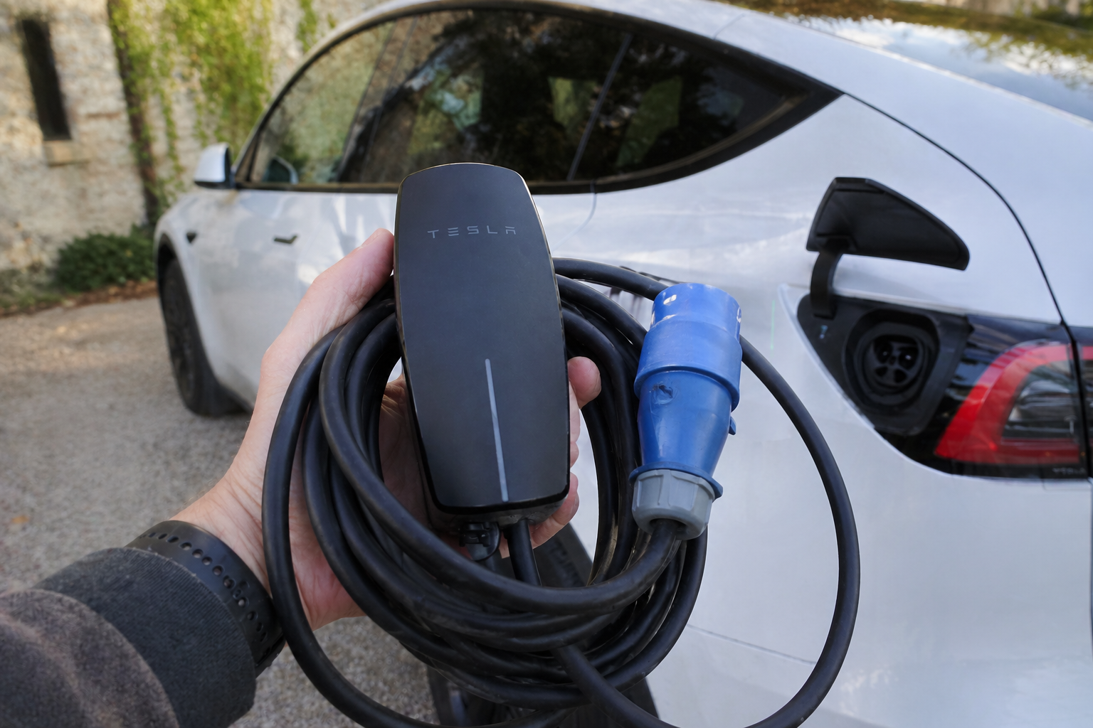 Tesla Mobil Konnektör Nedir? Wall Connector Gen 3 ile Farkı | Şarjelek